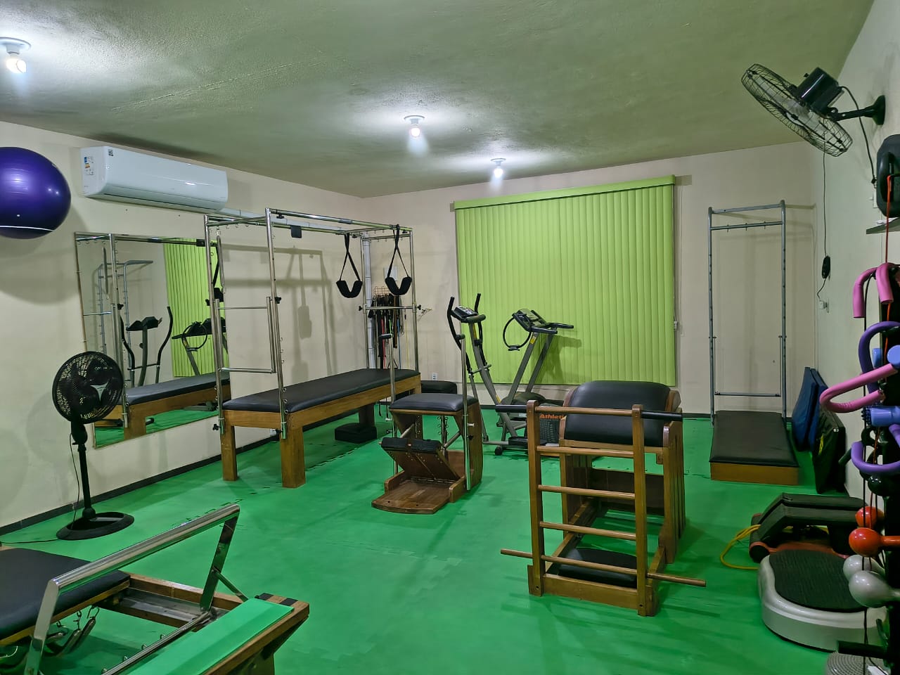 Estúdio II com aparelho Cadillac de Pilates em Campo Grande, RJ